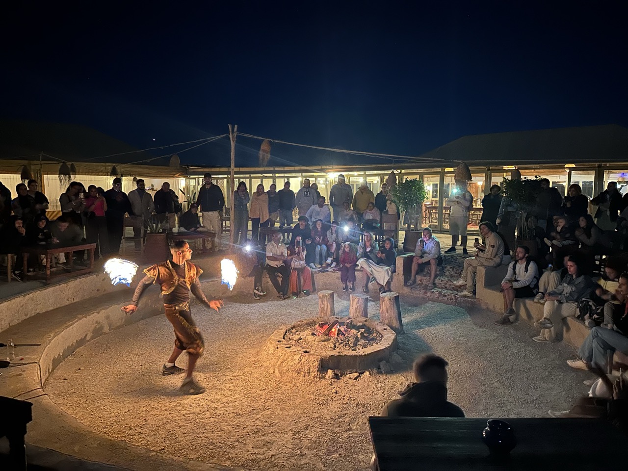 Les dîners sous les étoiles au désert d’Agafay : ambiance unique et gastronomie marocaine